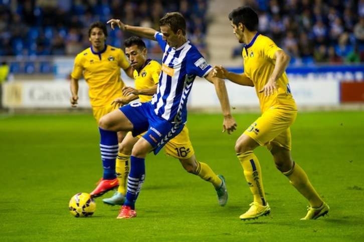 Un lance del encuentro entre el Alavés y el Alcorcón en Mendizorrotza. (Juanan RUIZ/ARGAZKI PRESS)