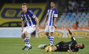 Un momento del encuentro entre la Real y el Málaga. (Andoni CANELLADA/ARGAZKI PRESS)