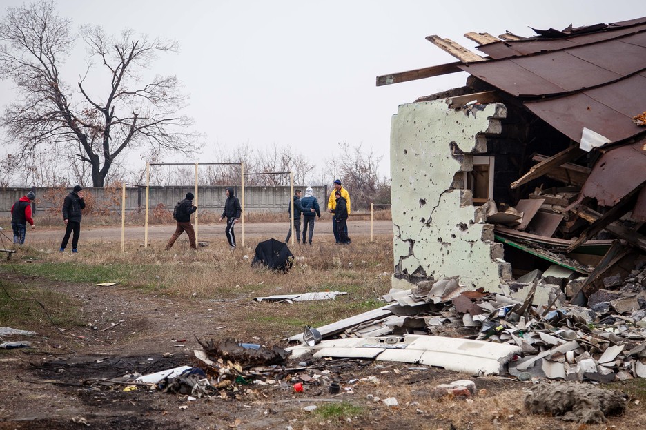 La vida sigue su curso; unos niños juegan entre restos de destrucción. (Juan TEIXEIRA)