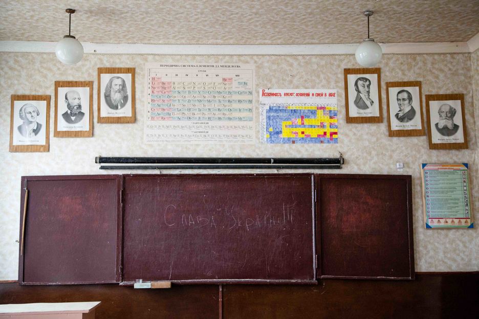 Mensaje dejado en la pizarra por los militares ucraniano “Gloria a Ucrania”. (Juan TEIXEIRA)