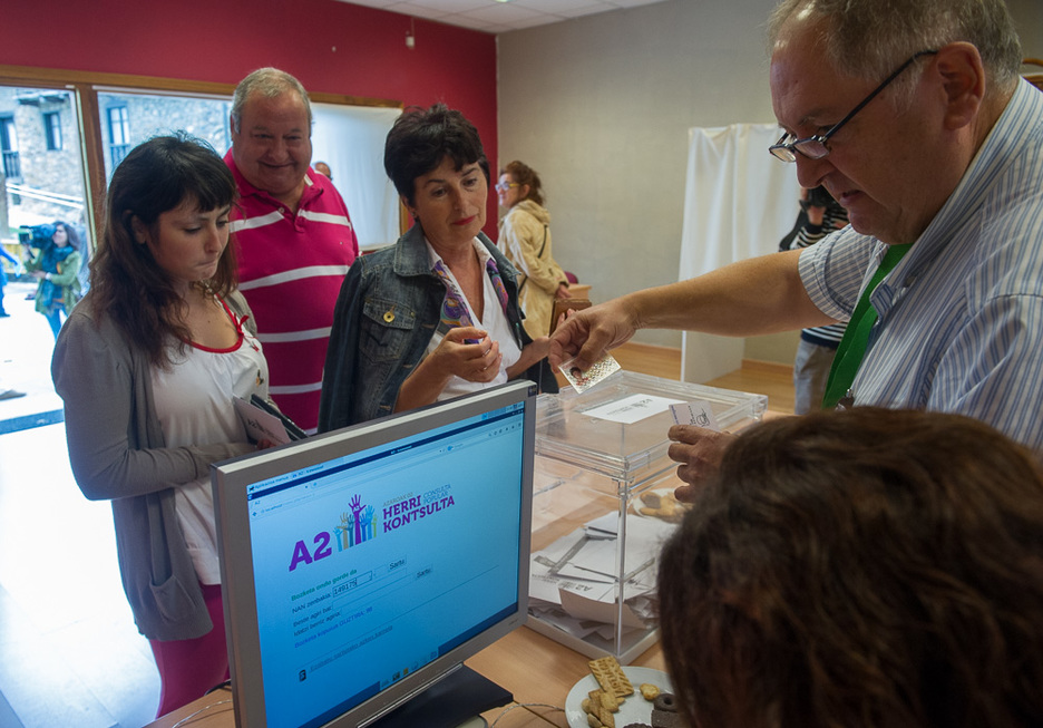Más de la mitad de los vecinos de Arrankudiaga y Zollo han participado en la consulta. (Juanan RUIZ / ARGAZKI PRESS)