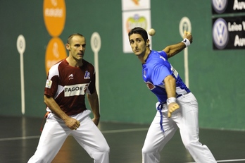 Saralegi, urdinez, eta Xala partidan zehar. (Andoni CANELLADA / ARGAZKI PRESS)