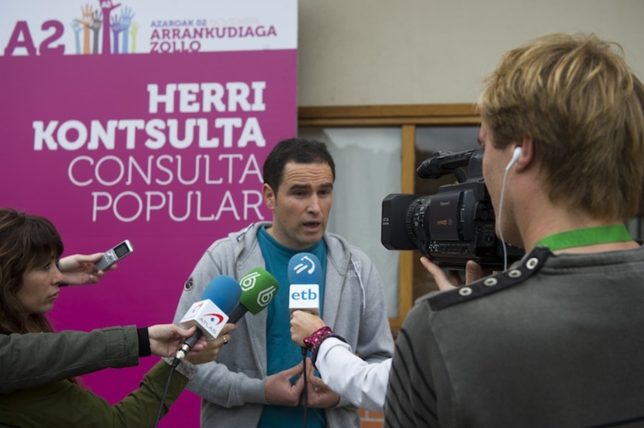 Gure Esku Dagoko kideak ere bertan izan dira. Anjel Oiarbidek herritarren adostasunetik eraikitako prozesuen garrantzia azpimarratu du. Gure Esku Dagoko kideak ere bertan izan dira. Anjel Oiarbidek herritarren adostasunetik eraikitako prozesuen garrantzia azpimarratu du.