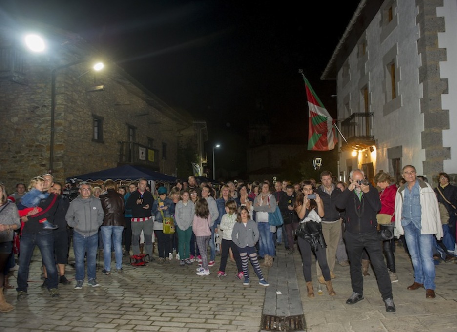 Herritarrek kanpoan itxaron dute zenbaketa. Herritarrek kanpoan itxaron dute zenbaketa.
