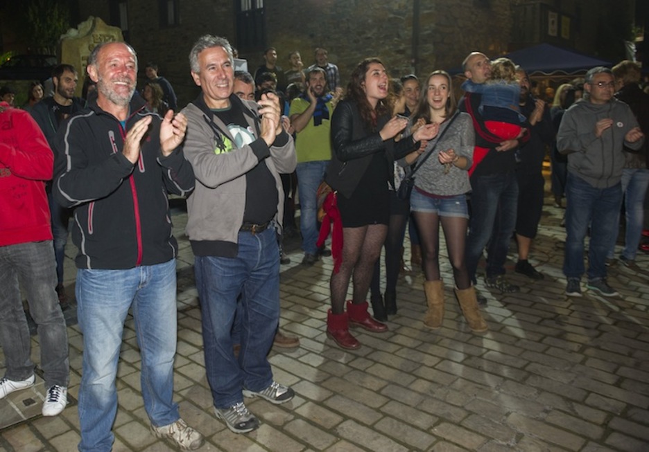 Herritarrak pozik emaitzak ezagutzean. Herritarrak pozik emaitzak ezagutzean.