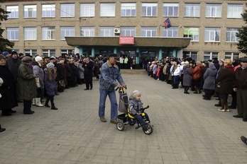 Largas colas para votar en la localidad de Telmanove. (ALEXANDER KHUDOTEPLY/AFP)