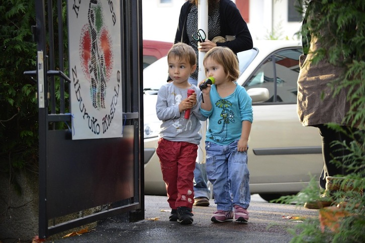 Bi ume, esku-argiarekin ikastolara sartzen. (Sylvain SENCRISTO)