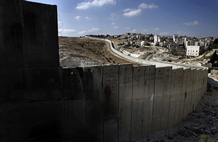 Muro de Isarel en los territorios ocupados de Cisjordania. Si se llega a terminar, más de 25.000 personas quedarán separadas. (Ahmad GHARABLI)