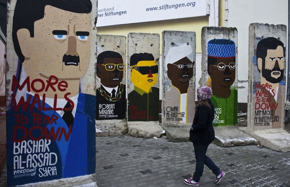 Munduan diren beste harresien aurkako margoak Berlingo harresia zenaren ondarretan. (JOHN MACDOUGALL /AFP) Munduan diren beste harresien aurkako margoak Berlingo harresia zenaren ondarretan. (JOHN MACDOUGALL /AFP)