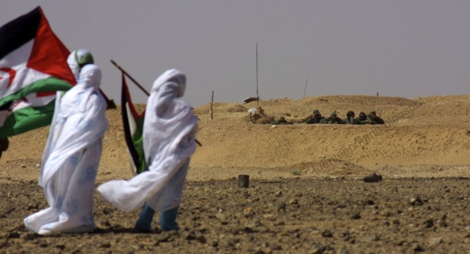 Marokok Mendebaldeko Sahara goitik behera zeharkatzen duen 1.800 kilometroko harresia eraiki du. (fuenteprimaria.blogspot.com)