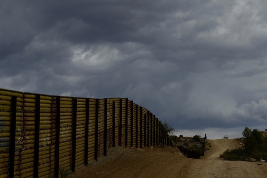 Mexiko eta AEBen arteko mugako harresia Jacumba hirian, Kalifornian. (Mark RALSTON / AFP)