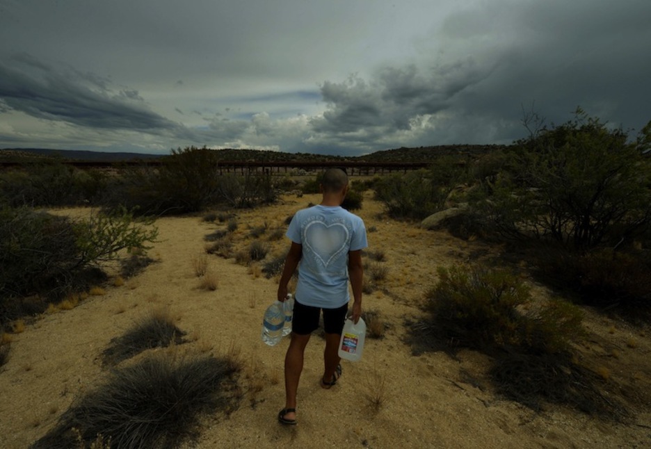 Border Angels taldeko bolondres bat ura eskutan, Mexiko eta AEBen arteko muga zeharkatzen duten etorkinei emateko. (Mark RALSTON) Border Angels taldeko bolondres bat ura eskutan, Mexiko eta AEBen arteko muga zeharkatzen duten etorkinei emateko. (Mark RALSTON)