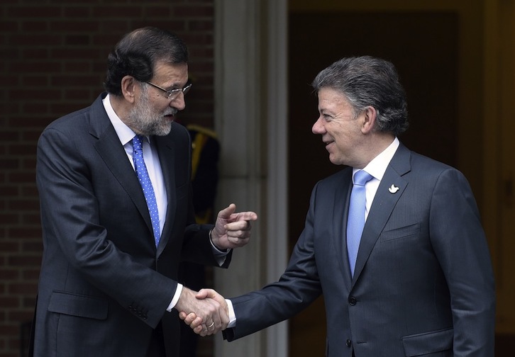Rajoy y Santos se saludan a las puertas de La Moncloa. (Gerard JULIEN / AFP)