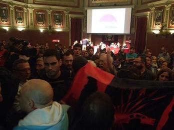 Varios ultraderechistas han irrumpido en la sala con banderas de la Falange. (@JordiArmenteras)