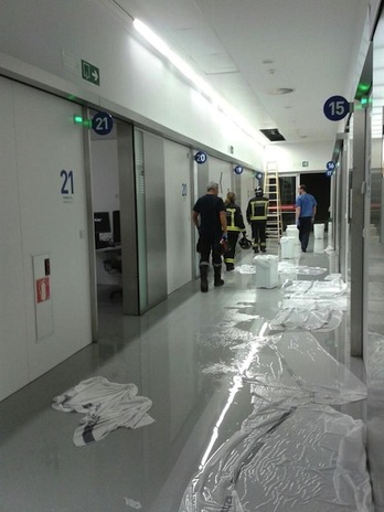 Los pasillos del servicio de Urgencias, completamente mojados. (@Pamplonaactual)