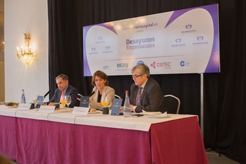 José Antonio Sarría, presidente de la CEN; Yolanda Barcina, presidenta de Nafarroa, y Tito Navarro, editor de Navarra Capital. (navarracapital.es)