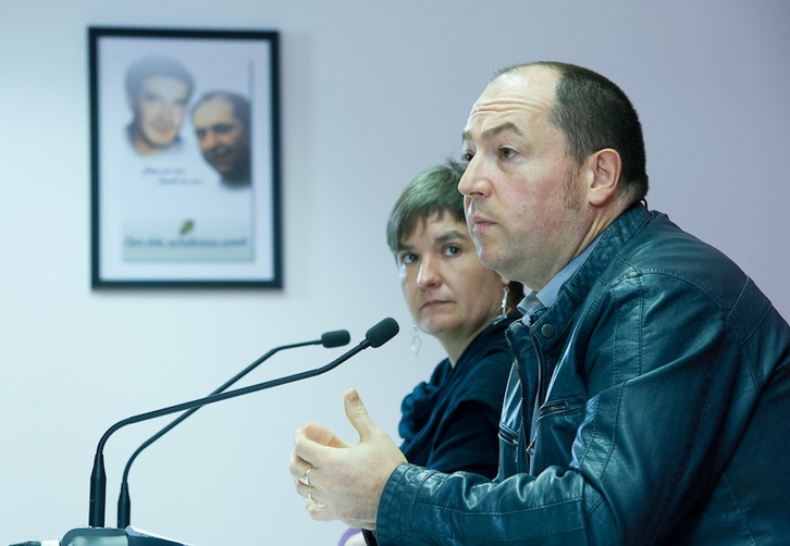 Pernando Barrena eta Maribi Ugarteburu, Brouard eta Muguruzaren omenezko ekitaldiaren kartelarekin. (ARGAZKI PRESS)