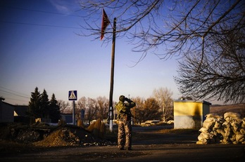 Un prorruso observa la posición el Ejército ucraniano. (Dimitar DILKOFF/AFP PHOTO)
