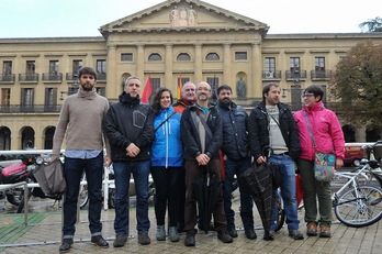Los alcaldes ante el edificio de la Diputación, con la laureada en su fachada. (Idoia ZABALETA/ARGAZKI PRESS)