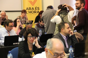 Un grupo de voluntarios en la sede de Òmnium Cultural. (Aitor AGIRREZABAL)
