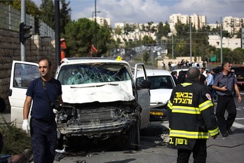 Policías y servicios de emergencia inspeccionan el lugar de los hechos. (Menahem KAHANA/AFP PHOTO)