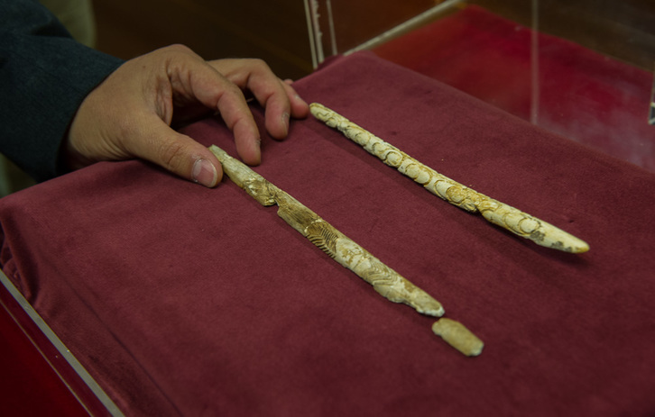 Ezkuztako haitzuloan aurkitutako bi hagak. (Andoni CANELLADA/ARGAZKI PRESS)