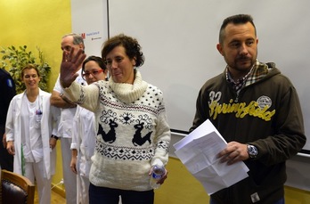 Teresa Romero, junto a su marido Javier Limón, saluda en el transcurso de su comparecencia. (Gerard JULIEN / AFP)
