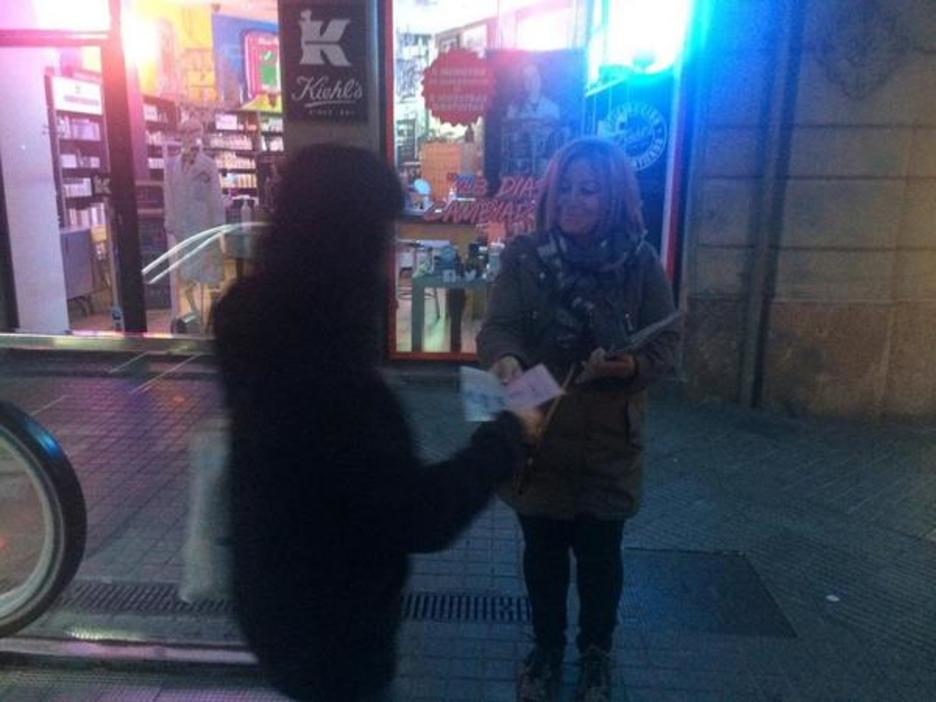 Goizeko seietan ekin diote egunkariak banatzeari.