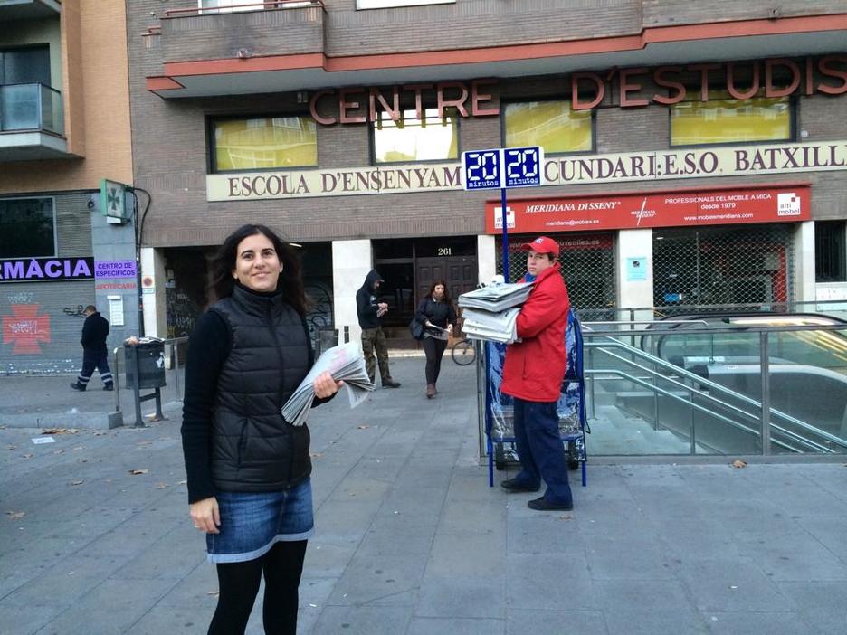 Bestelako ohiko egunkarien artean, bozkatzeko deia daramana Bartzelonako La Sagrera auzoan. 