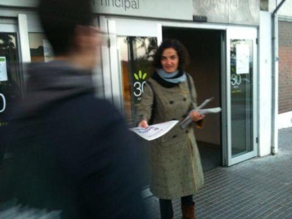 Eskuz esku ari dira banatzen aldizkariak.