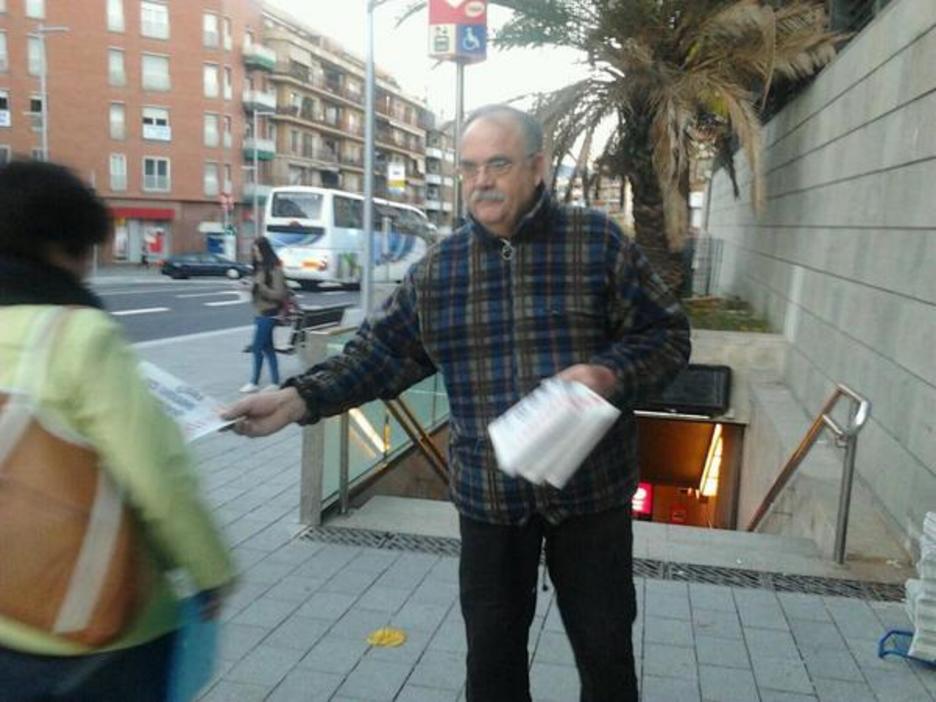 Santa Coloma de Gramaneten egunkariak banatzen.