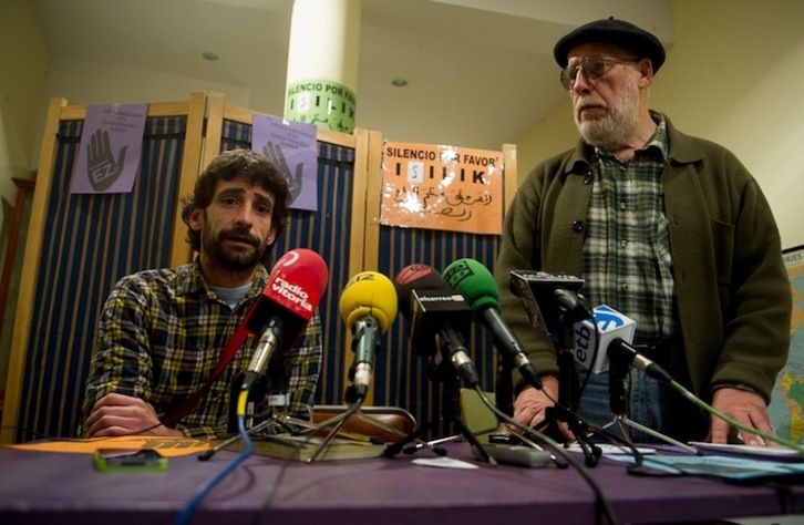 El joven agredido, a la izquierda, en la comparecencia que ha ofrecido junto a Sos Racismo. (Raúl BOGAJO/ARGAZKI PRESS)