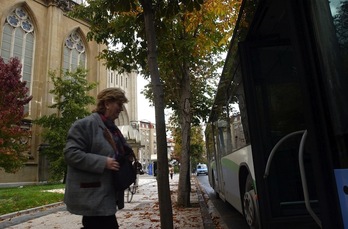 Una mujer accede a un autobús de Tuvisa en Gasteiz. (Raul BOGAJO/ARGAZKI PRESS)
