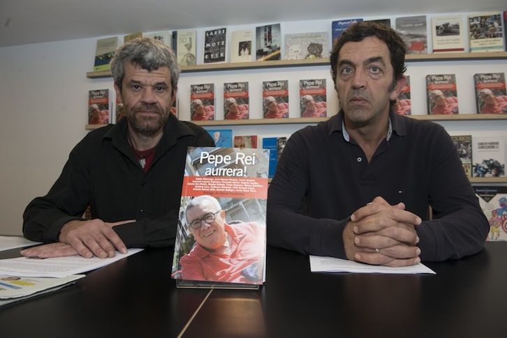 Txisko Espinosa y Guillermo Martorell han presentado el libro sobre Pepe Rei. (Gorka RUBIO/ARGAZKI PRESS)