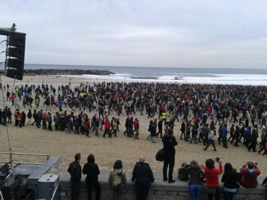 Jendea, hondartza gainean, bere lekua hartzen. (@Belastegi) Jendea, hondartza gainean, bere lekua hartzen. (@Belastegi)