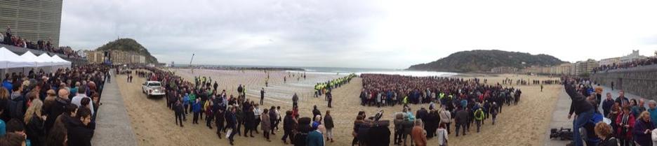 Jendetza Zurriolako hondartzan. (@maitebidarte) Jendetza Zurriolako hondartzan. (@maitebidarte)