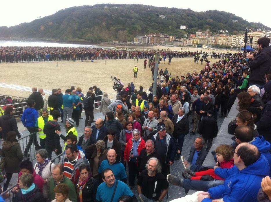 Batzuk bere lekuetaran zeuden bitartean, beste hainbat oraindik hondartzara sartzeke. (@iontelleria) Batzuk bere lekuetaran zeuden bitartean, beste hainbat oraindik hondartzara sartzeke. (@iontelleria)