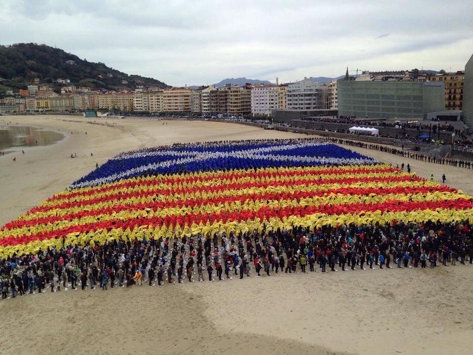 Eskoziako eta Kataluniako banderen irudi panoramikoa. (@GureEskuDago)