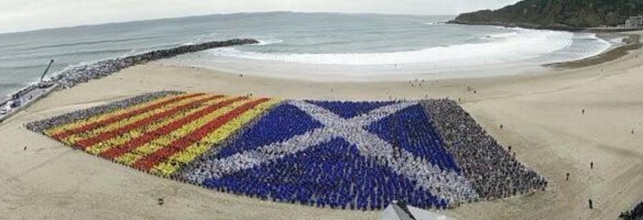 Bi banderekin osatutako mosaikoaren irudi panoramikoa. (@Iontelleria) Bi banderekin osatutako mosaikoaren irudi panoramikoa. (@Iontelleria)