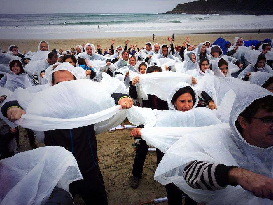 Zuriz jantzita, hautestontziarena bigarren txandan heldu da. (@GureEskuDago) Zuriz jantzita, hautestontziarena bigarren txandan heldu da. (@GureEskuDago)