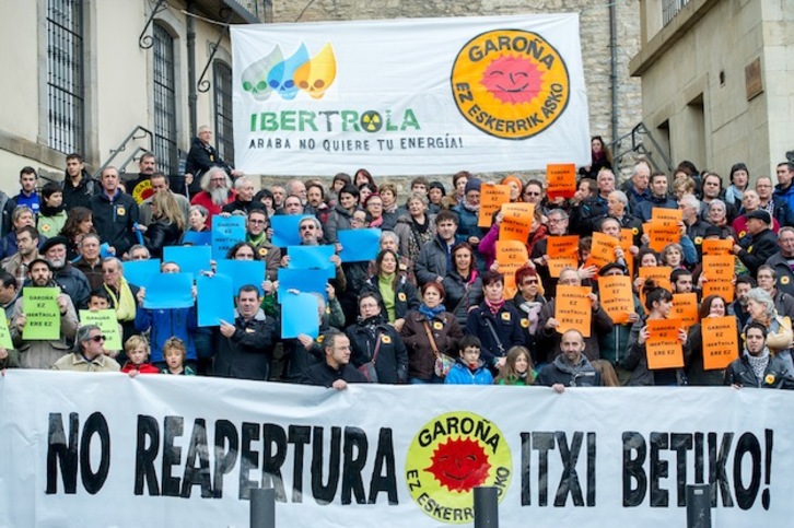 Los participantes en la cadena humana han posado juntos. (Marisol RAMÍREZ/ARGAZKI PRESS)