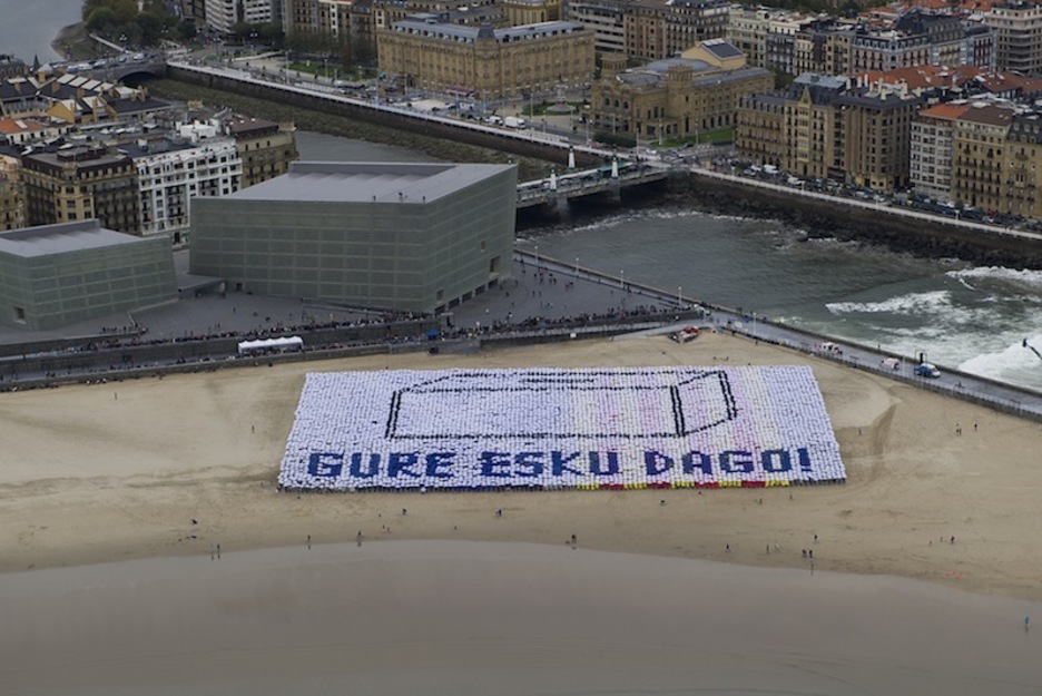 Hautestontziak irudikatu du erabakitzeko eskubidea. (@GureEskuDago) Hautestontziak irudikatu du erabakitzeko eskubidea. (@GureEskuDago)