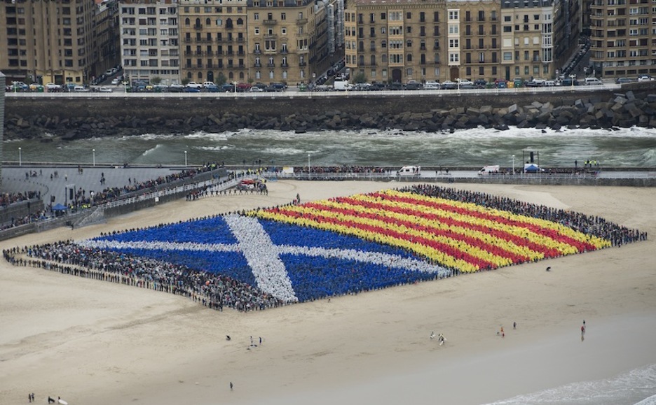 Eskozia eta Kataluniako banderen mosaikoa. (@GureEskuDago)