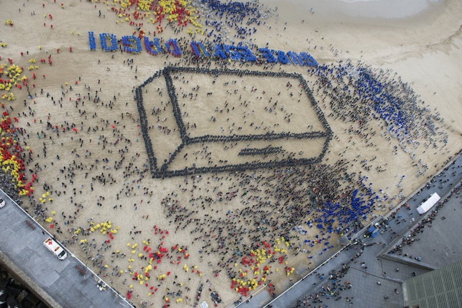 Zurriolan bildutako milaka lagunak, pixkanaka hautestontzia osatzen. (Luis JAUREGIALTZO/ARGAZKI PRESS) Zurriolan bildutako milaka lagunak, pixkanaka hautestontzia osatzen. (Luis JAUREGIALTZO/ARGAZKI PRESS)