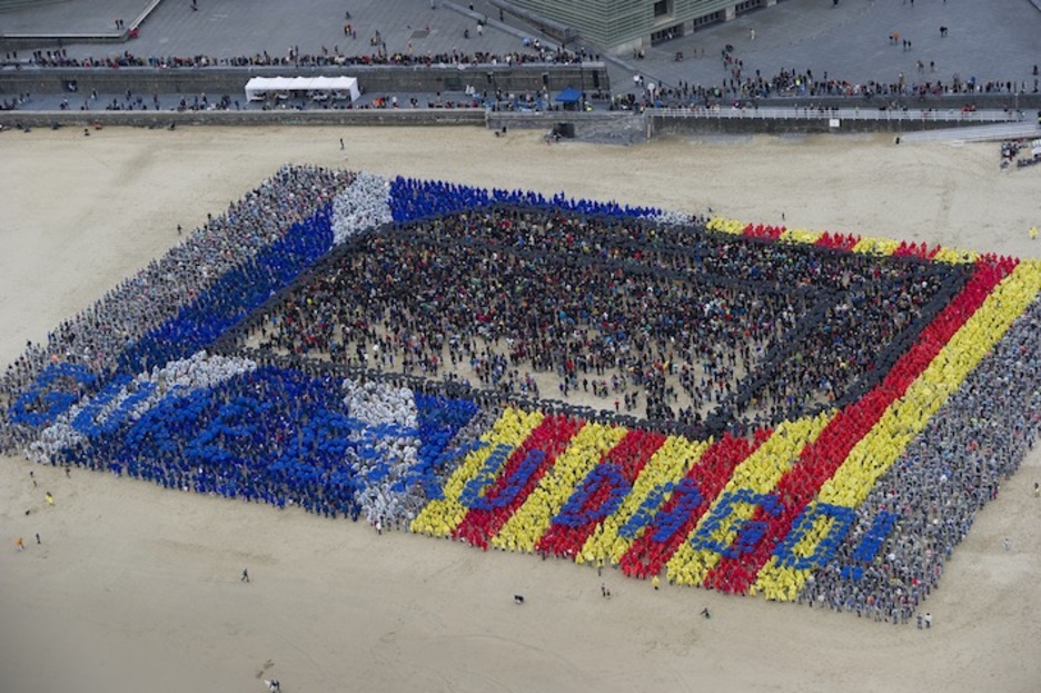 Katalunia eta Eskoziako banderak hautestontzian sartzen. (Luis JAUREGIALTZO/ARGAZKI PRESS) 