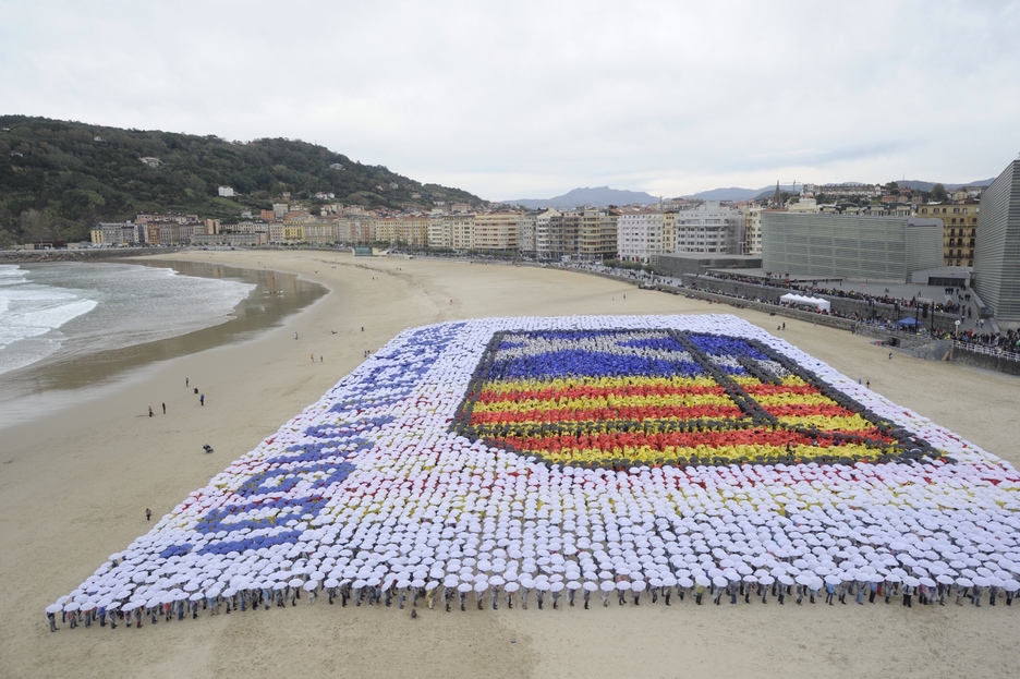 Hondartzaren zati handi bat hartu du mosaikoak. (Jon URBE/ARGAZKI PRESS) Hondartzaren zati handi bat hartu du mosaikoak. (Jon URBE/ARGAZKI PRESS)