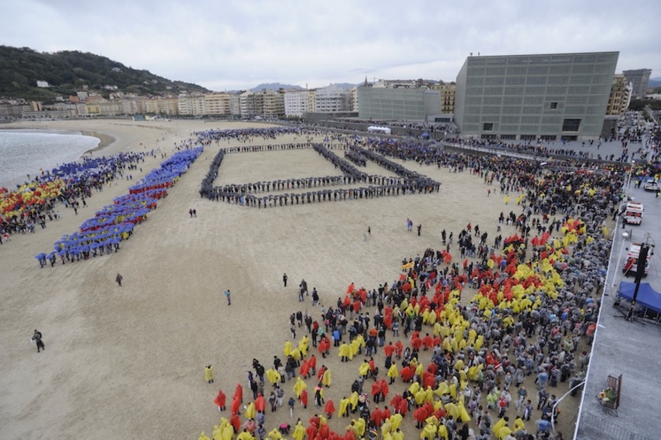 Parte-hartzaileak hautestontzia osatzen. (Jon URBE/ARGAZKI PRESS) Parte-hartzaileak hautestontzia osatzen. (Jon URBE/ARGAZKI PRESS)