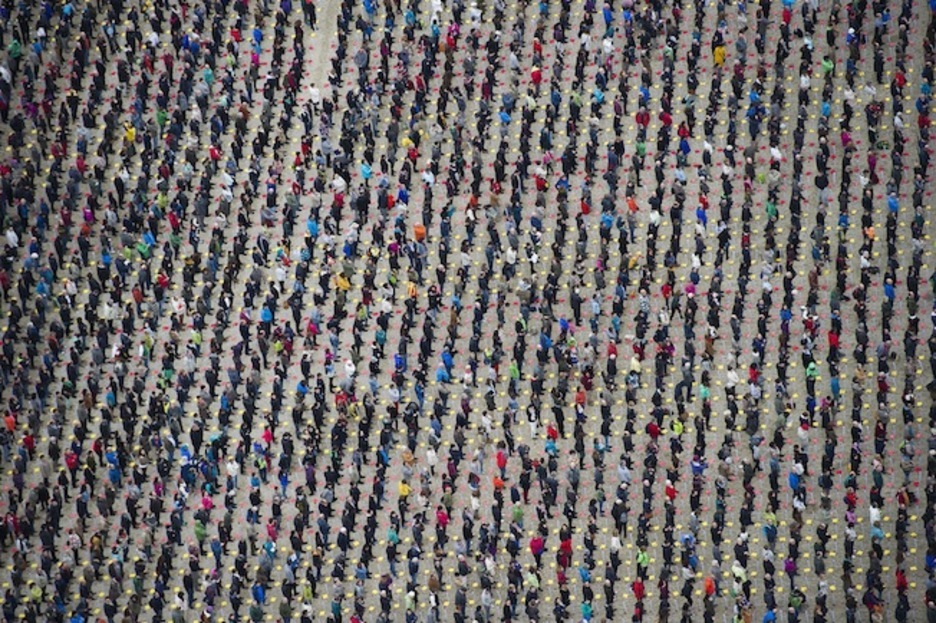 Parte-hartzaileek lerro perfektuak osatu dituzte hondartzan. (Luis JAUREGIALTZO/ARGAZKI PRESS) Parte-hartzaileek lerro perfektuak osatu dituzte hondartzan. (Luis JAUREGIALTZO/ARGAZKI PRESS)