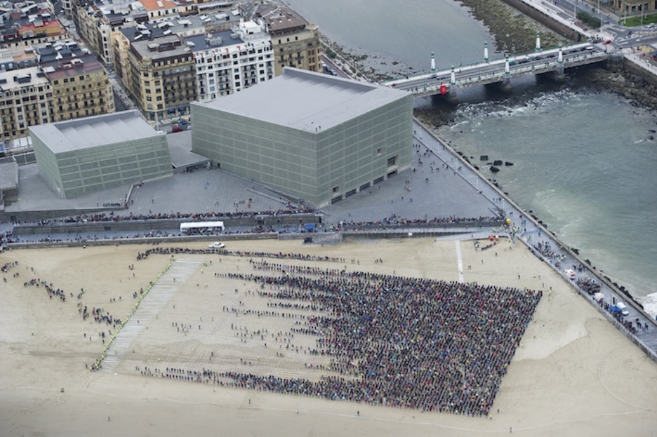 Parte-hartzaileak mosaikoa osatzen, airetik ikusita. (Luis JAUREGIALTZO/ARGAZKI PRESS) Parte-hartzaileak mosaikoa osatzen, airetik ikusita. (Luis JAUREGIALTZO/ARGAZKI PRESS)