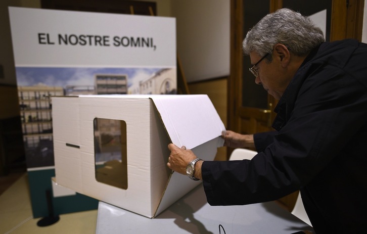 Un voluntario prepara una urna en Barcelona. (Lluis GENE/AFP)